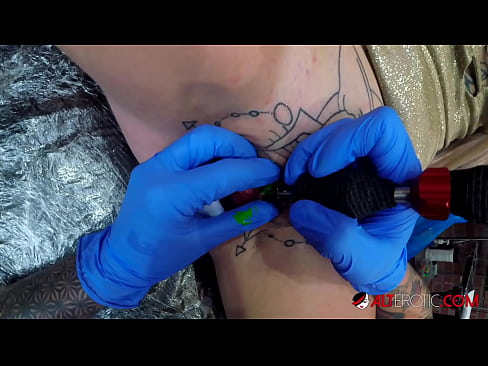 ❤️ Ekstrèmman tatoue hottie Sully Savage te fè yon tatoo sou klitoris li ❌ Videyo fuck nan pònografi ht.pornjimbo.ru ❌